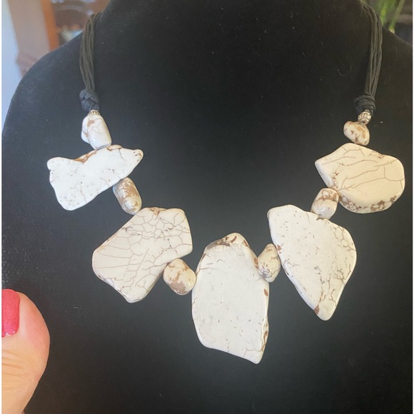 Gorgeous, white  Slab  Howlite  necklace Perfect for Summer - Picture 5 of 8